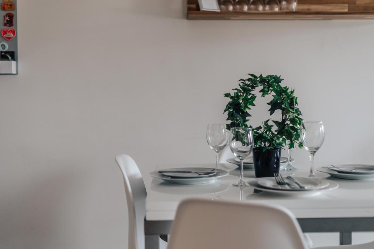Central Modern Flat For 4-6 & Dedicated Parking Henley-on-Thames Eksteriør billede