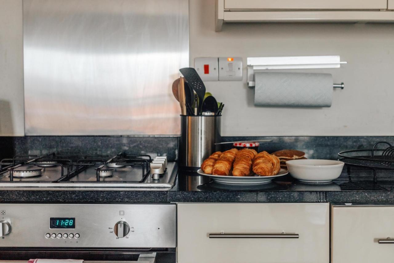 Central Modern Flat For 4-6 & Dedicated Parking Henley-on-Thames Eksteriør billede