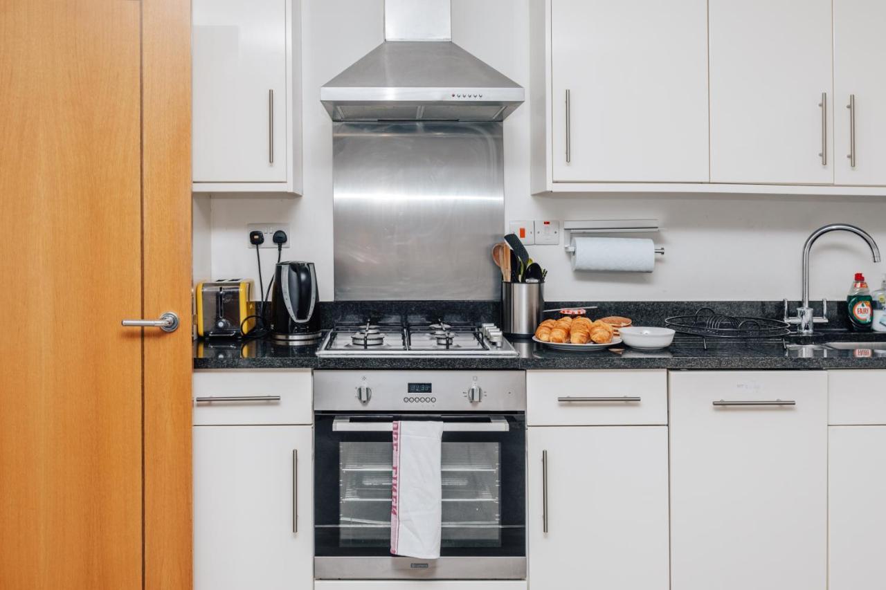 Central Modern Flat For 4-6 & Dedicated Parking Henley-on-Thames Eksteriør billede