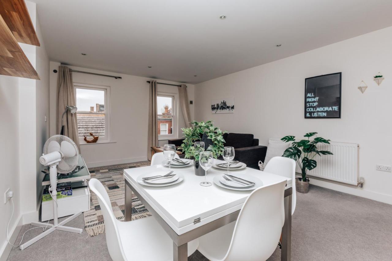 Central Modern Flat For 4-6 & Dedicated Parking Henley-on-Thames Eksteriør billede